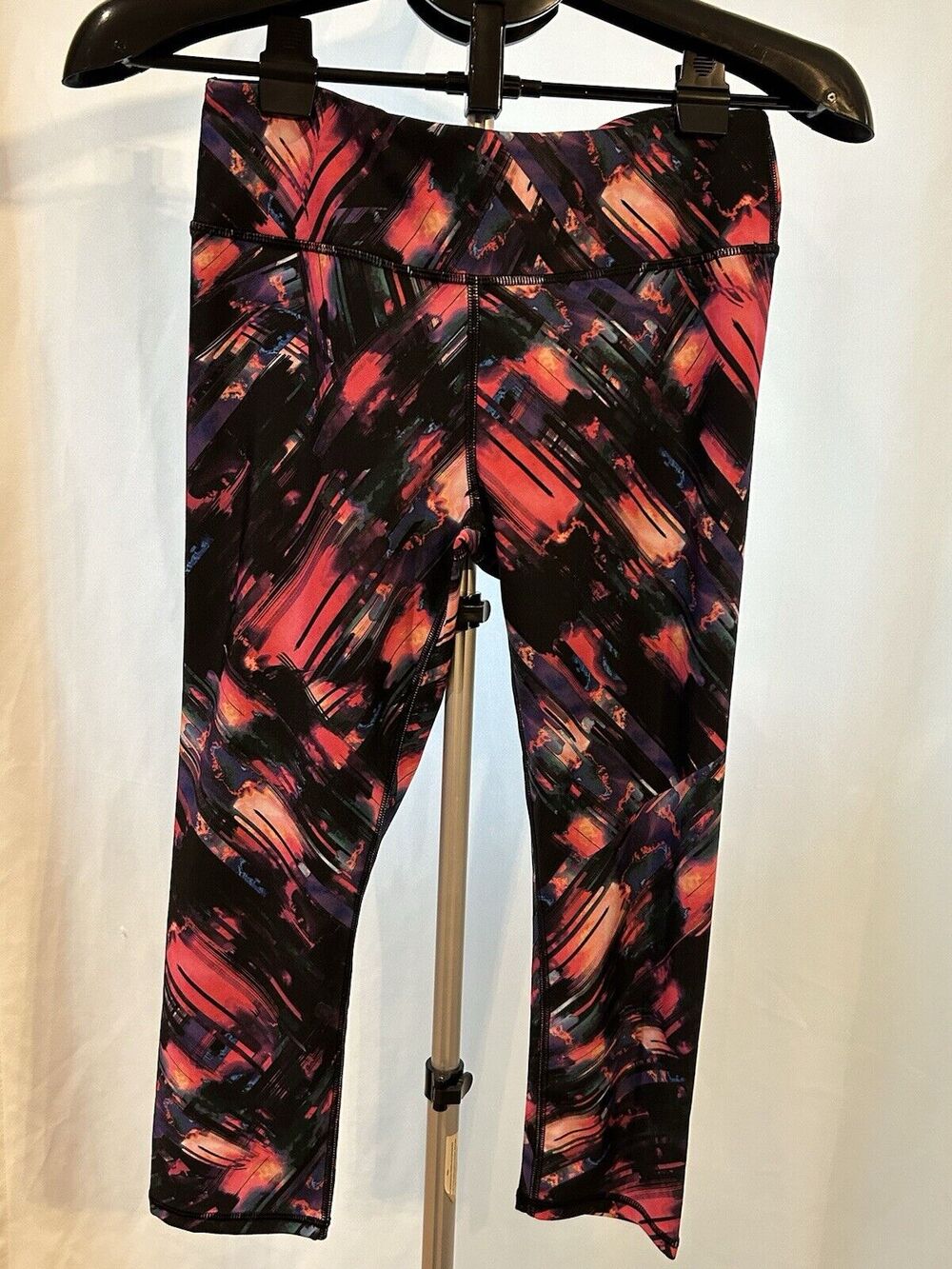 NWT Fabletics Salar Capri Cropped Leggings Women's size S/4-6 Pink